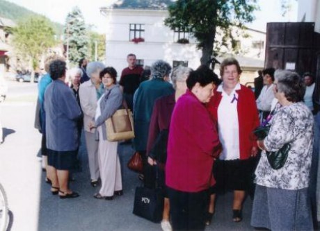 Shluk lidí před kostelem