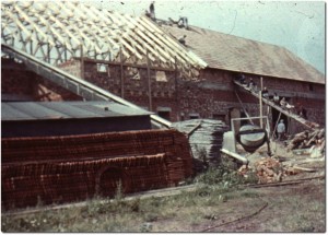 Výstavba kravína (60. léta 20. století).